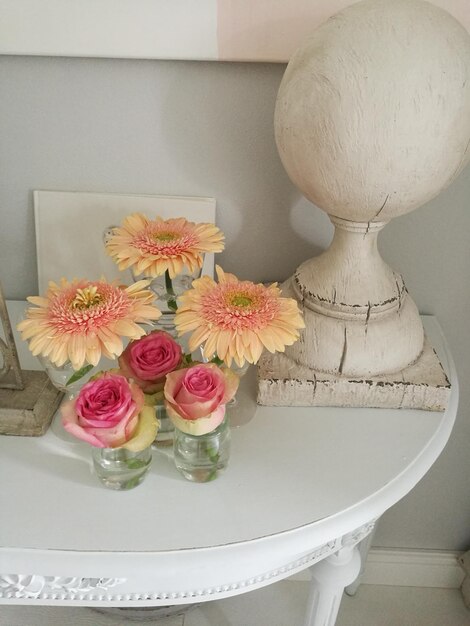 Photo high angle view of flowers on table