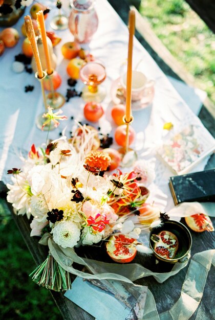 Photo high angle view of flowers on table