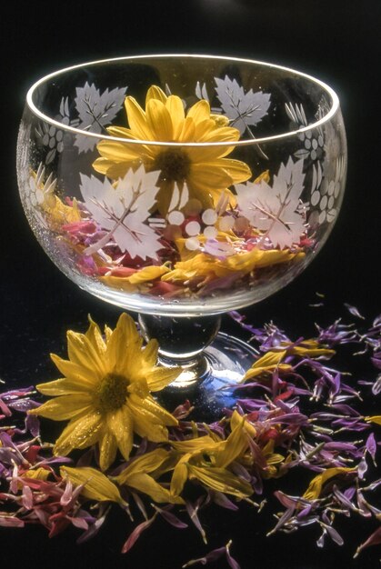 Photo high angle view of flowers and wineglasses