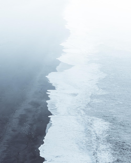 Foto vista ad alto angolo della spiaggia nebbiosa