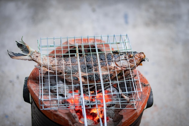 Foto vista ad alto angolo del cibo sulla griglia da barbecue