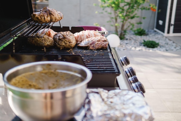 Photo high angle view of food on bbq grill