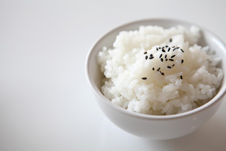 Photo 白い背景を背景にした鉢の中の食料の高角度の視点