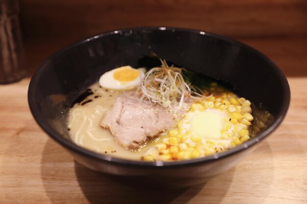 テーブルの上にあるボウルの中の食料の高角度のビュー