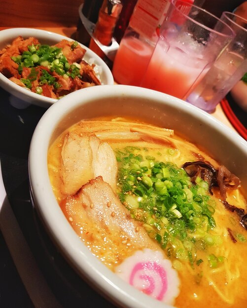 Photo high angle view of food in bowl on table