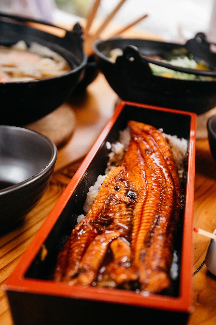 Photo テーブルの上にあるボウルの中の食料の高角度のビュー