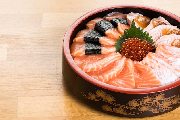 テーブルの上にあるボウルの中の食料の高角度のビュー