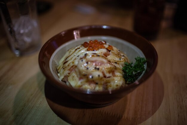 テーブルの上にあるボウルの中の食料の高角度のビュー