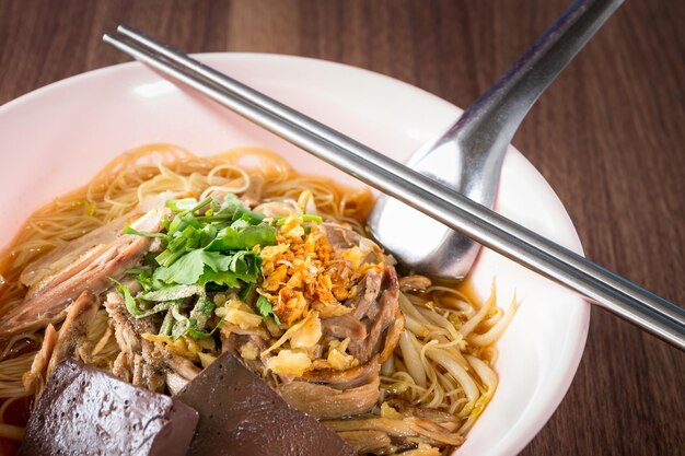 テーブルの上にあるボウルの中の食料の高角度のビュー