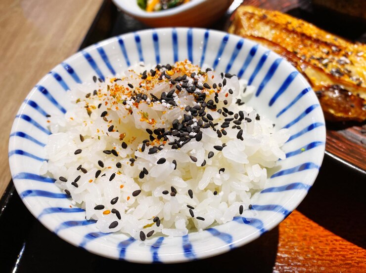 Photo テーブルの上のボウルの中の食品の高角度の視点