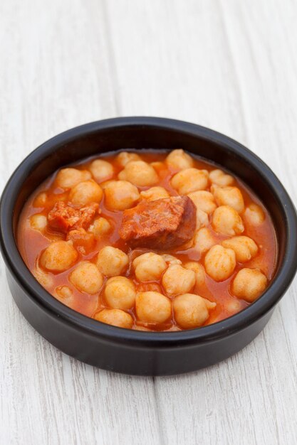 テーブルの上にあるボウルの中の食料の高角度のビュー