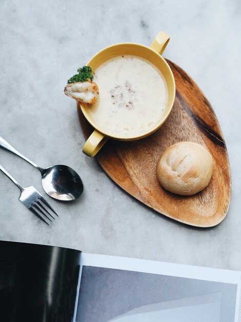 Foto vista ad alta angolazione del cibo da libro su tavola