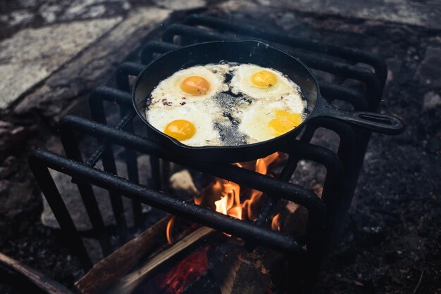 Foto vista ad alta angolazione del cibo sul fuoco di campo