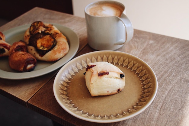テーブルの上の食べ物とコーヒーの高角度の視点