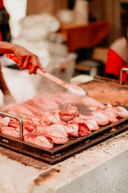 Foto veduta ad alto angolo dell'alimento sul tavolo da taglio