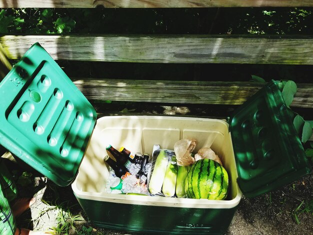 Foto vista ad alta angolazione di cibo e bevande in scatola sul campo