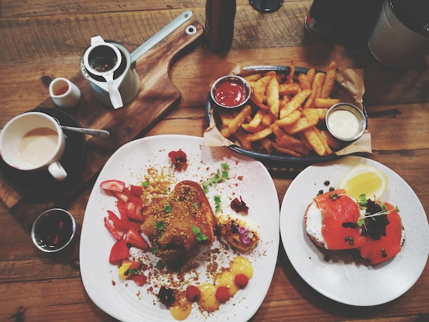 Photo high angle view of food and drink served on table