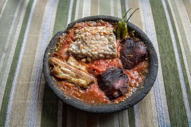 Foto vista ad alto angolo del cibo in una ciotola di terracotta sul tavolo