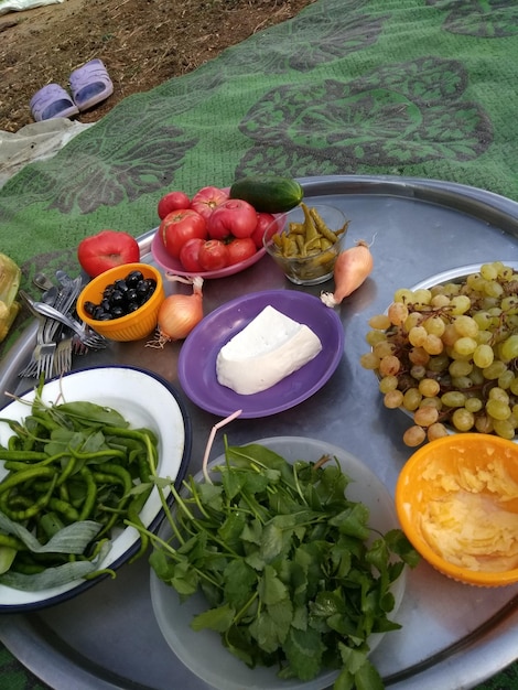 Foto vista ad alto angolo del cibo nel piatto sul campo