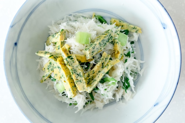 Foto vista ad alta angolazione del cibo in piatto vermicilli vegetariano fatto in casa con uova