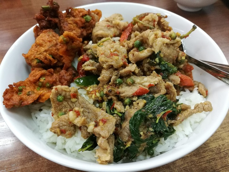 Photo テーブルの上の皿に置かれた食べ物の高角度の視点