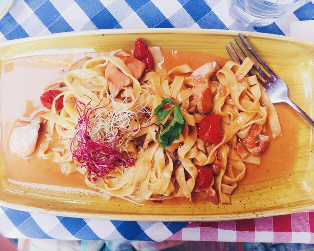 Foto vista ad alto angolo del cibo nel piatto sulla tavola