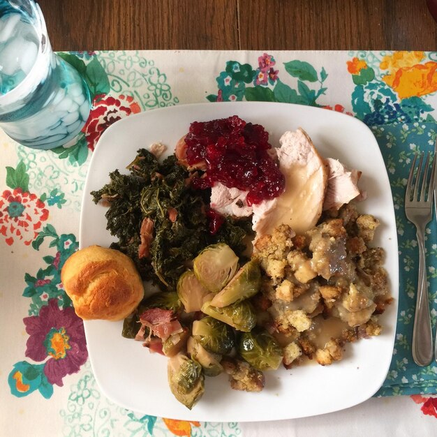 Foto vista ad alta angolazione del cibo nel piatto sul tavolo