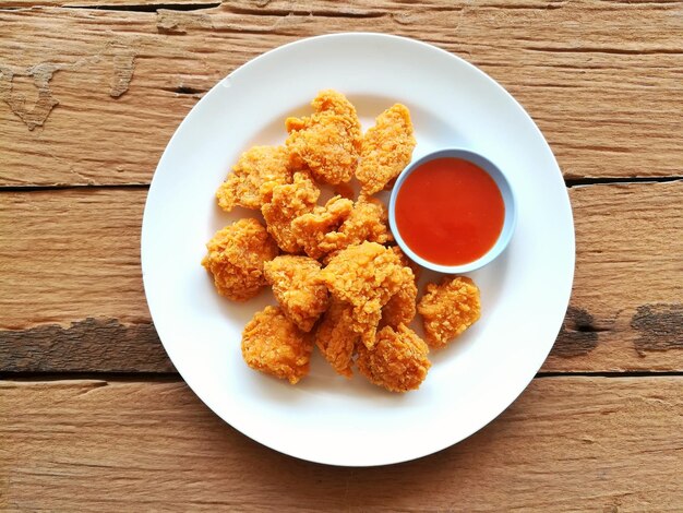 テーブルの上の皿に置かれた食べ物の高角度の視点