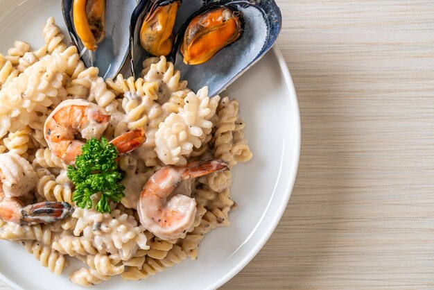 テーブルの上の皿に置かれた食べ物の高角度の視点