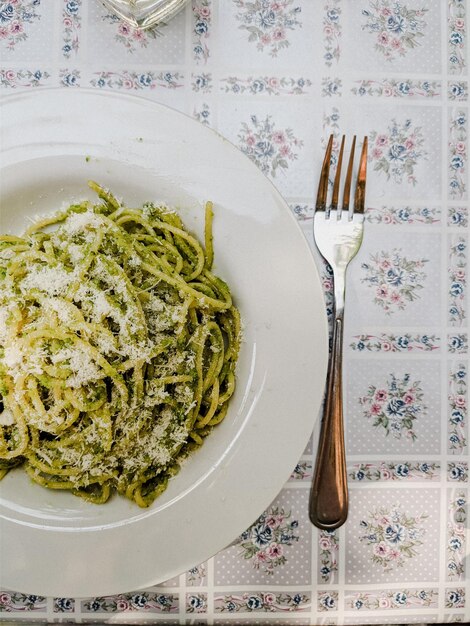 Foto vista ad alto angolo del cibo nel piatto sulla tavola