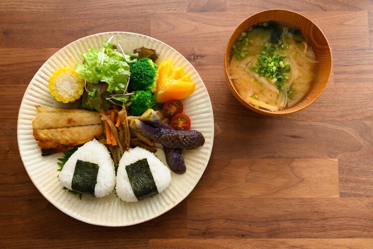 Photo テーブルの上の皿に置かれた食べ物の高角度の視点