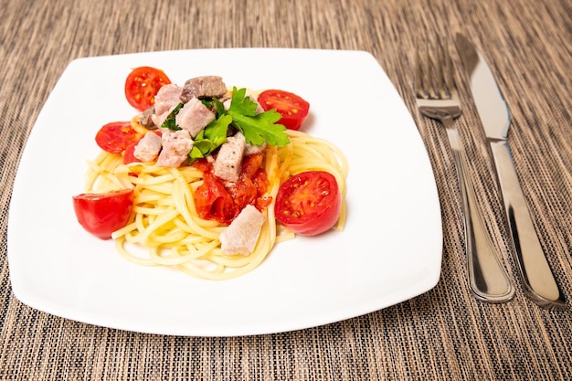 Foto vista ad alto angolo del cibo nel piatto sulla tavola