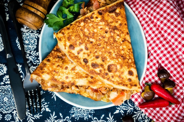 Foto vista ad alta angolazione del cibo nel piatto sul tavolo