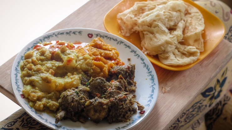 Photo テーブルの上の皿に置かれた食べ物の高角度の視点