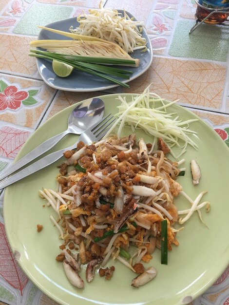 Photo high angle view of food in plate on table