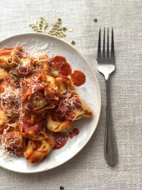 Foto vista ad alto angolo del cibo nel piatto sulla tavola