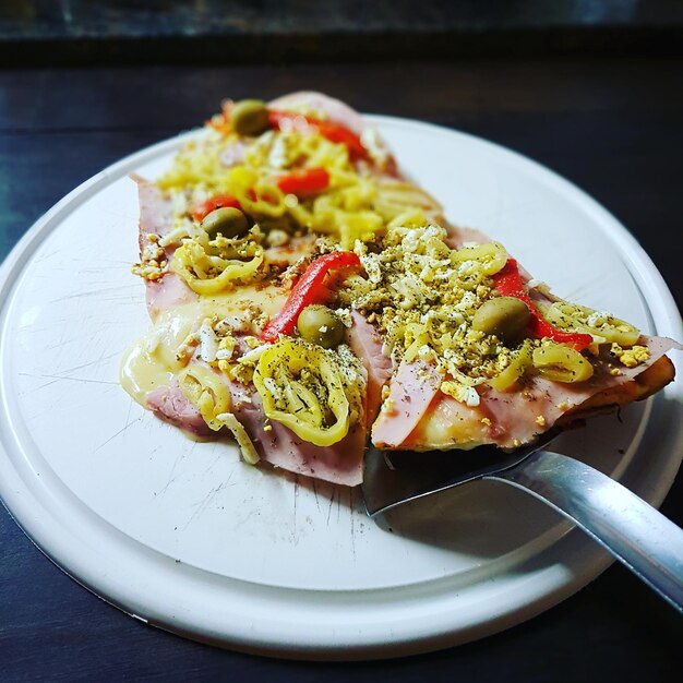 Foto vista ad alto angolo del cibo nel piatto sulla tavola