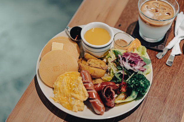 Photo high angle view of food in plate on table