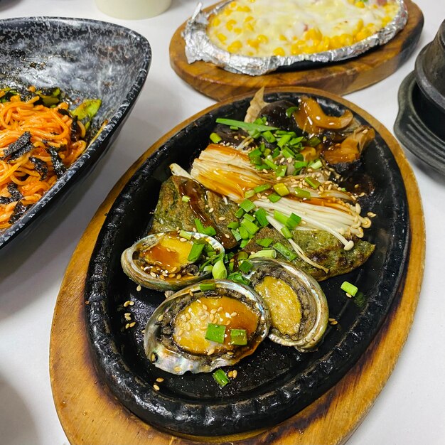 皿の中の食料の高角度の視点
