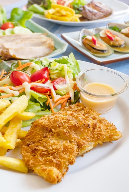 皿の中の食料の高角度の視点