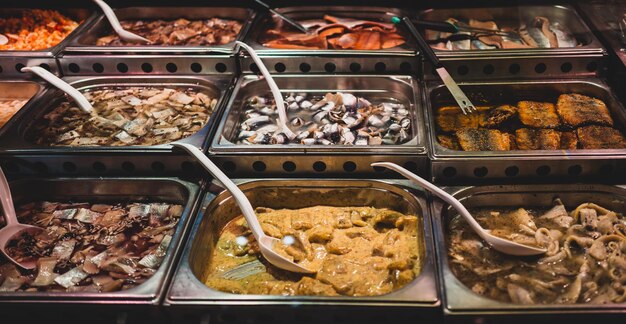 Foto vista ad alto angolo di cibo in vendita in una bancarella del mercato