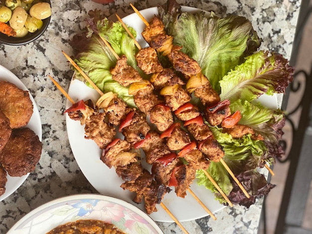 Foto vista ad alta angolazione del cibo servito in kebab di pollo in piatto