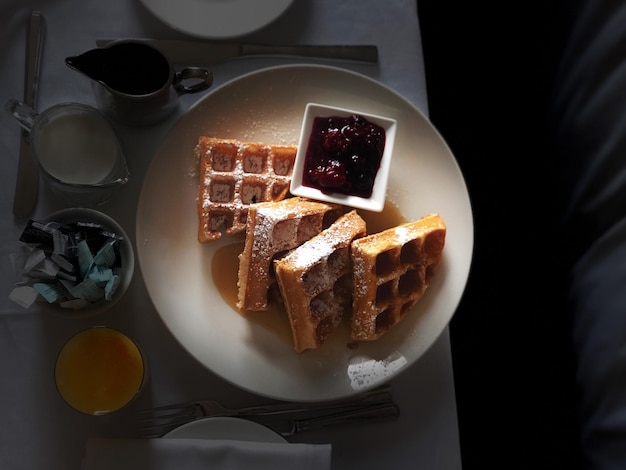 プレートで提供される食べ物の高角度のビュー