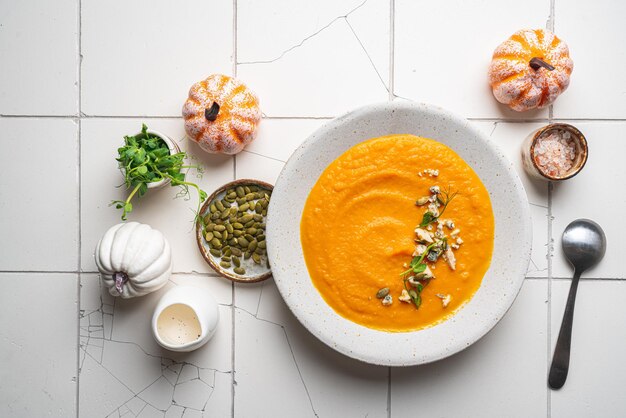 テーブルの上で提供される食べ物の高角度のビュー