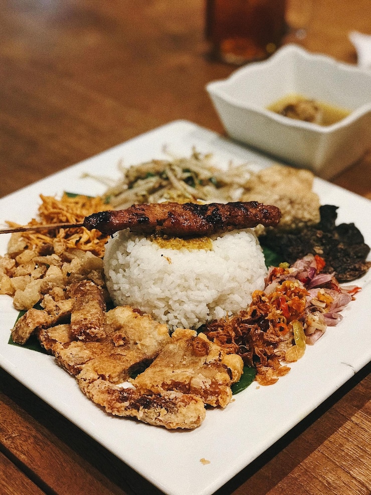 Photo テーブルの上で提供される食べ物の高角度のビュー