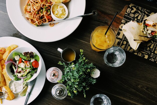 Photo high angle view of food served on table