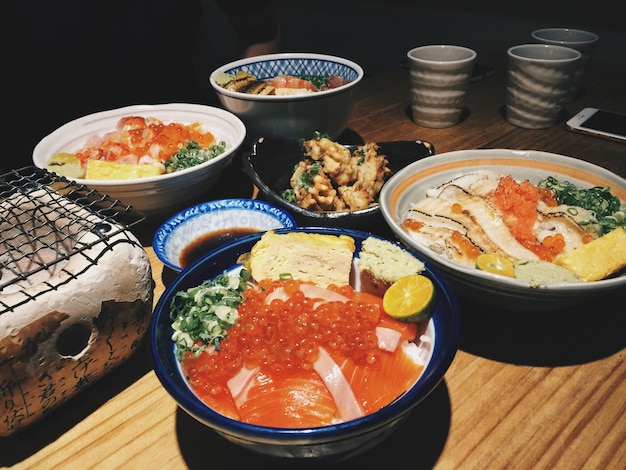 テーブルの上で提供される食べ物の高角度のビュー