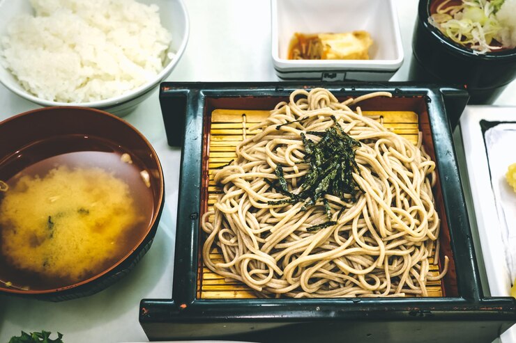 Photo テーブルの上で提供される食べ物の高角度のビュー