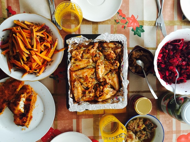 Photo high angle view of food served on table