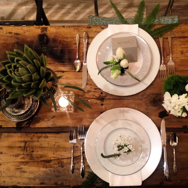 테이블 위의 음식의 높은 각도 시각 하 꽃 꽃 테이블 설정 두 개의 불에 대한 저녁 식사